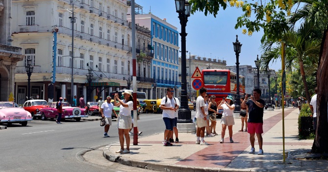 Turistas pasean por el Parque Central de La Habana.