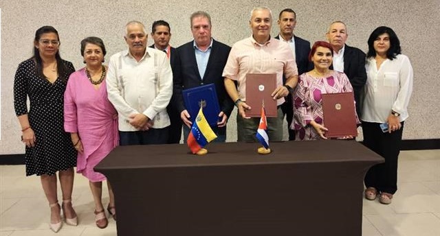 Funcionarios cubanos y venezolanos firmando los nuevos acuerdos de colaboración turística.