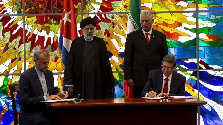 Firma de acuerdos entre Teherán y La Habana, durante la visita del presidente de Irán a Cuba.