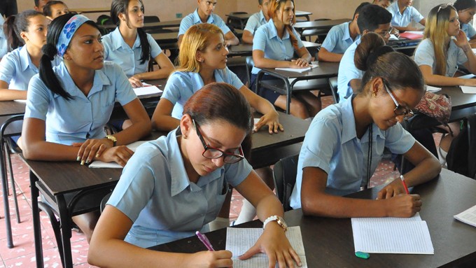Alumnos de preuniversitario en Cuba.