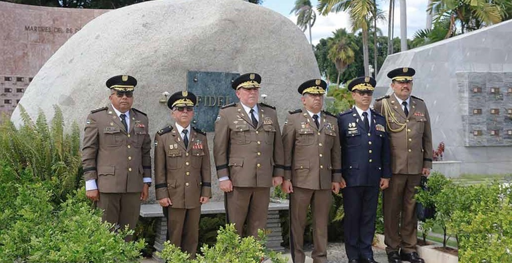 Militares nicragüenses rinden homenaje a Fidel Castro en su tumba.