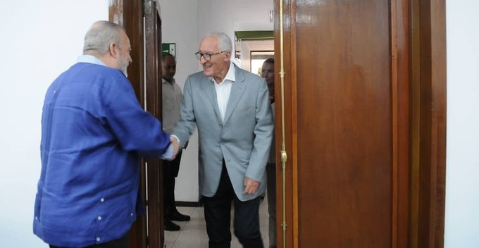 El primer ministro cubano Manuel Marrero, junto al empresario italiano Ernesto Preatoni.