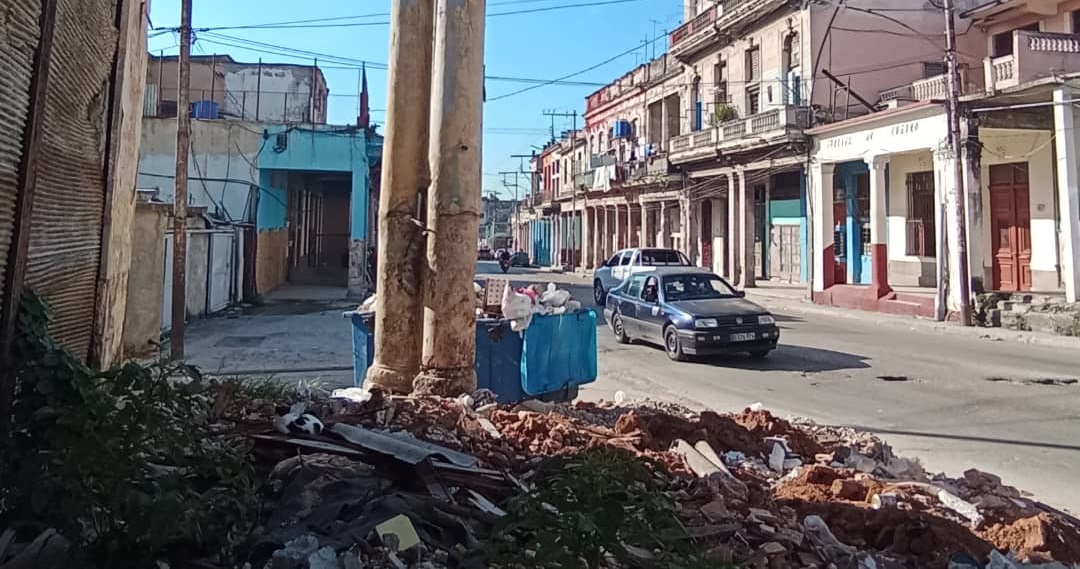 Basurero en una calle de La Habana.