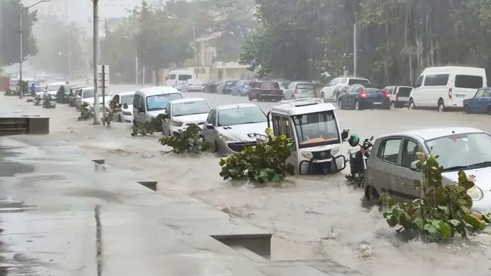 Una avenida del Vedado inundada por las lluvias del miércoles.