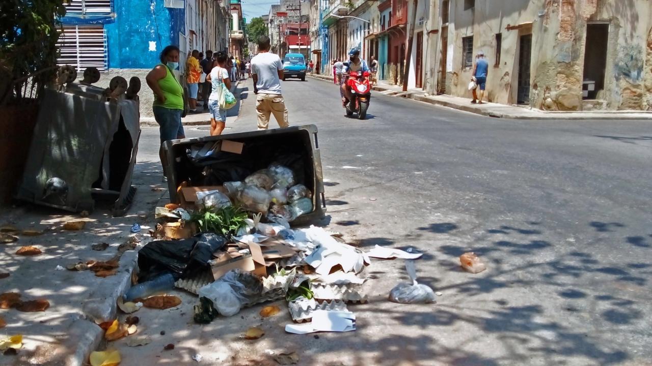Un basurero volcado en plena calle, en La Habana.
