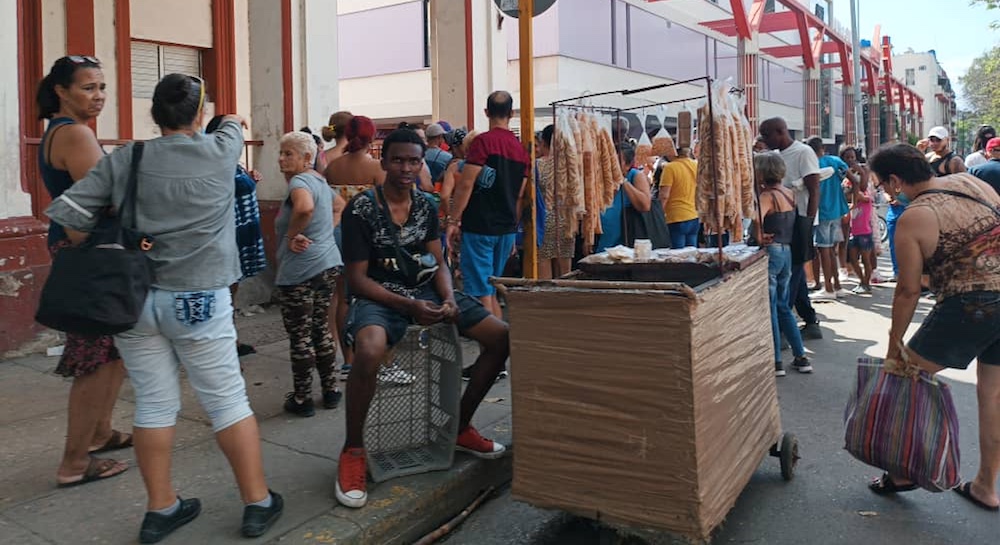Un trabajador privado vende sus productos en La Habana.
