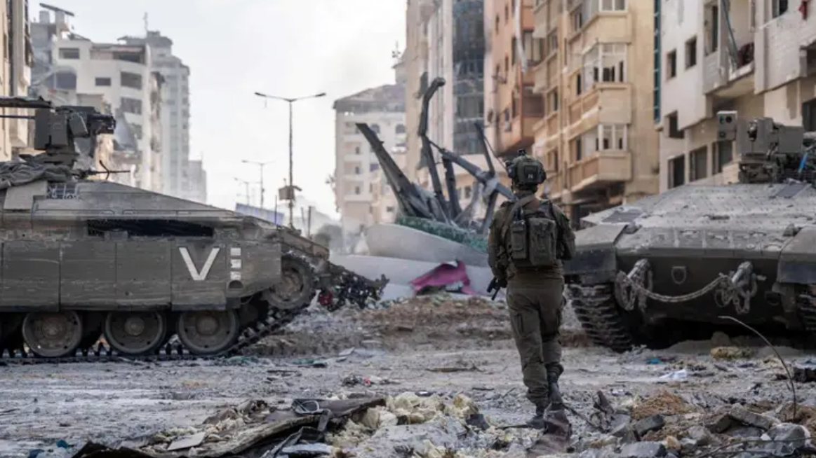 Militares y tanques israelíes en Gaza.