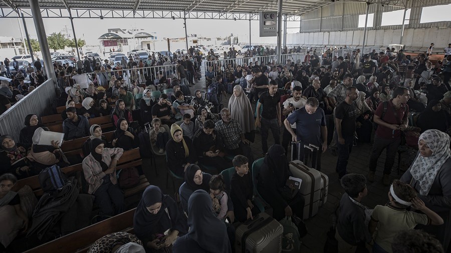 Palestinos esperan para cruzar el paso de Rafah, Egipto. 