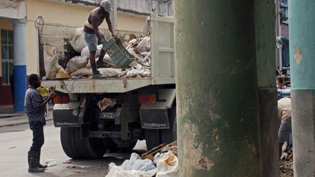Trabajadores de Comunales recogen basura en La Habana.