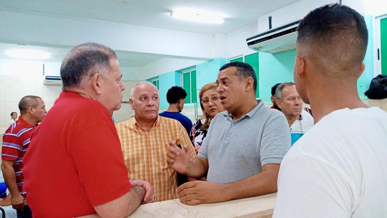 Autoridades visitan el Hospital General Carlos Manuel de Céspedes de Granma.