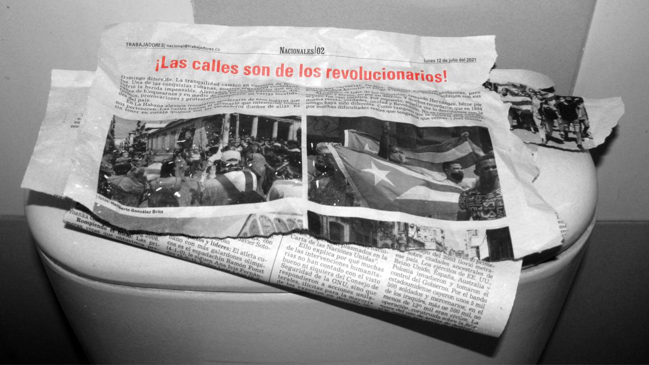 Periódicos en un baño en Cuba.