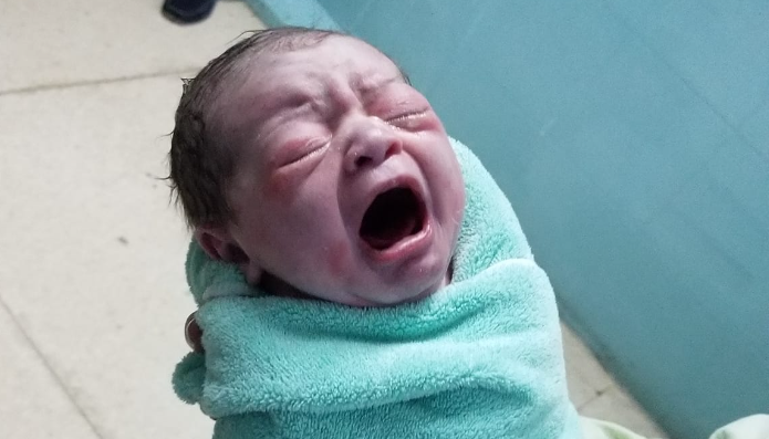 Una bebé nacida en las afueras del Hospital Nacional de La Habana.