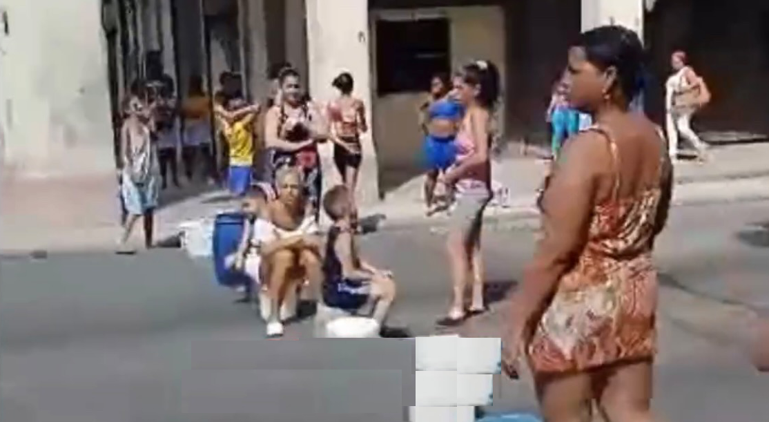 Mujeres protestando en La Habana Vieja.