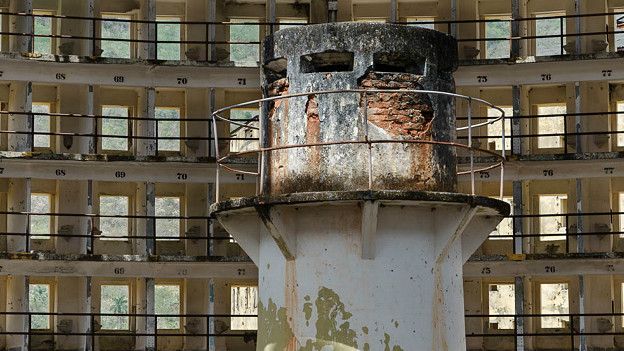Garita de vigilancia y celdas en ruinas, Presidio Modelo, Cuba.