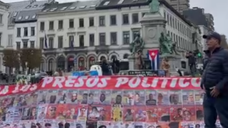 Sábana con los rostros de presos políticos desplegada en Bruselas este jueves y viernes.
