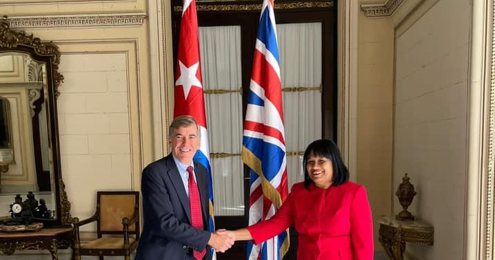 David Rutley, ministro británico para las Américas y el Caribe, y la viceministra cubana de Relaciones Exteriores, Anayansi Rodríguez.