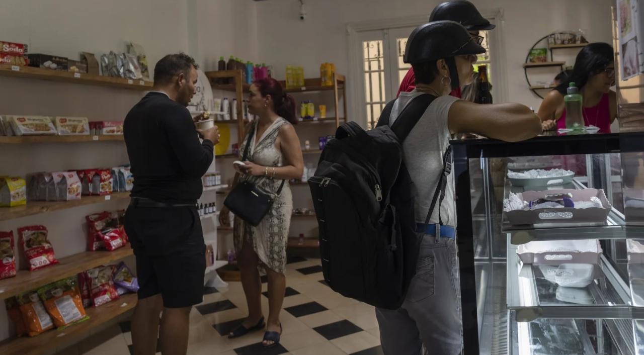 Varias personas compran en una tienda privada en La Habana.