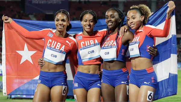 Integrantes del relevo 4x100 femenino de Cuba. 