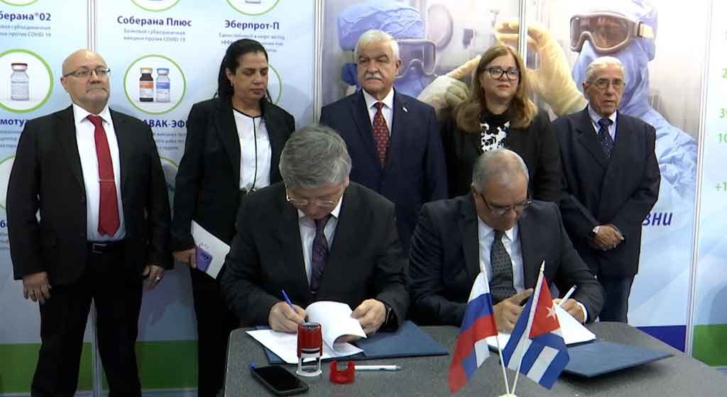 Funcionarios cubanos y rusos firmando un acuerdo de cooperación en Moscú.
