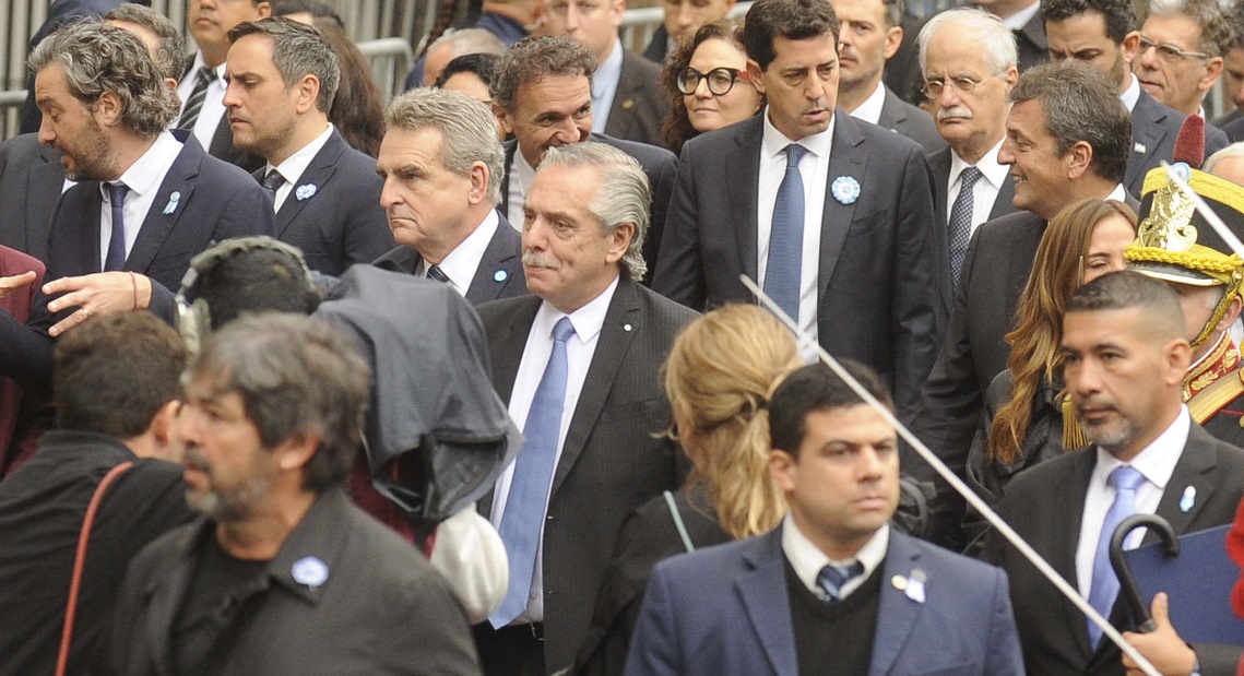 Alberto Fernández rodeado de otras personas.