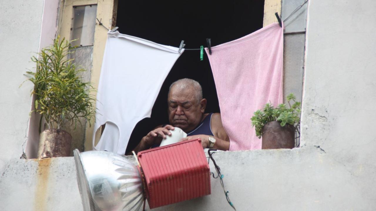 Un anciano cubano en una venta en La Habana.