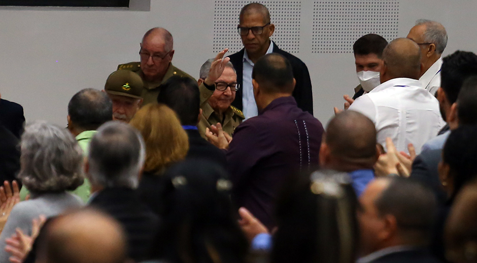 Raúl Castro entrando a la sesión de la Asamblea Nacional del Poder Popular el jueves.