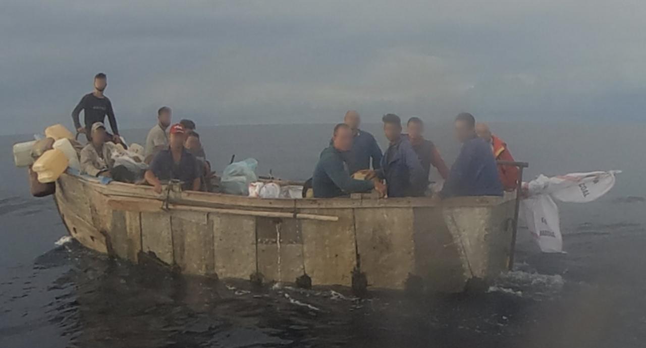 Balseros cubanos interceptados y repatriados por la Guardia Costera de EEUU.