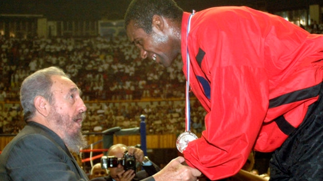 El doble campeón olímpico cubano de boxeo Mario Kindelán con Fidel Castro.