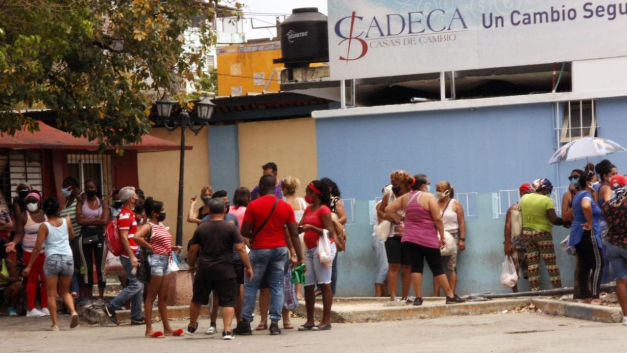 Una cola en una CADECA en La Habana