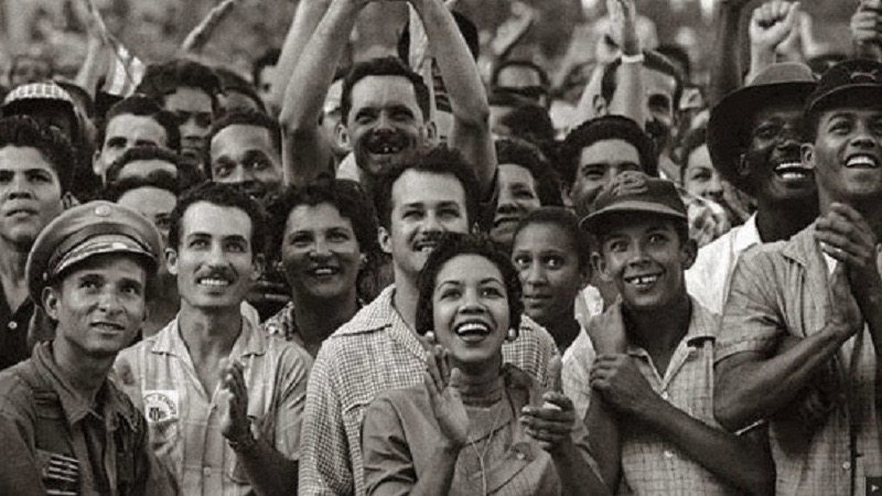 Cubanos saludan la llamada Caravana de la Libertad, enero de 1959.
