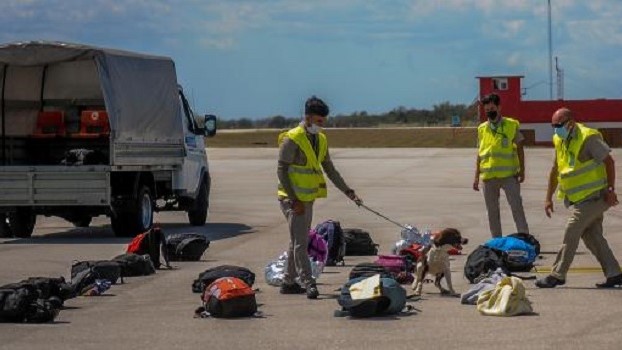 Chequeo de equipajes en un control antidrogas en Cuba.