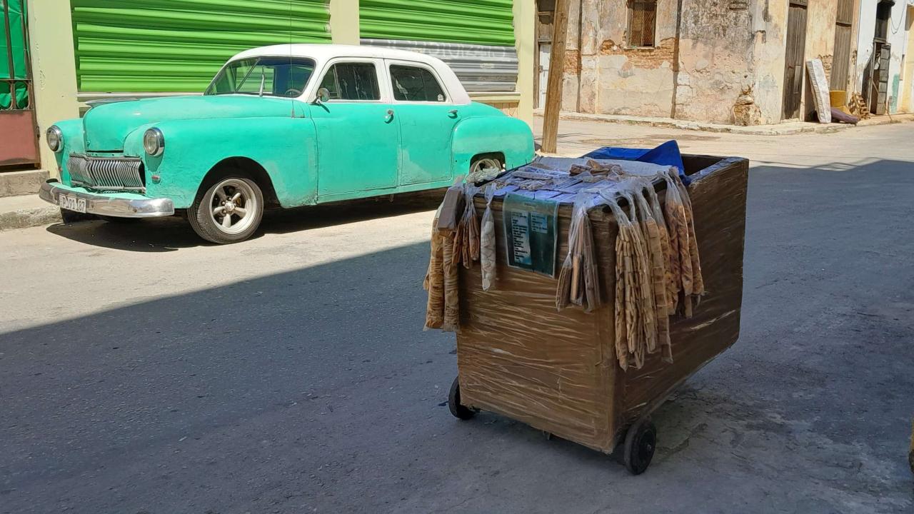 Venta de alimentos en una calle de La Habana.