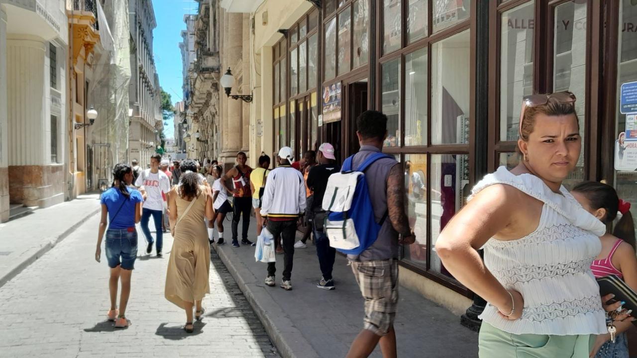 Cubanos en una calle en La Habana.