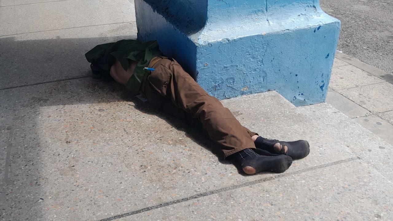 Un cubano durmiendo en una calle de La Habana.