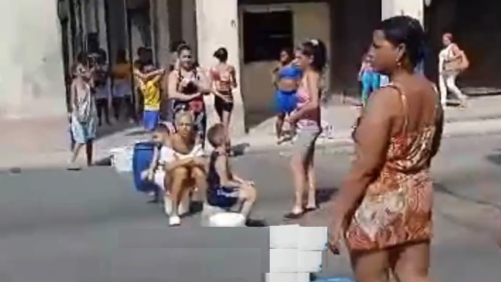 Cierre de vía en La Habana por madres cubanas exigiendo el servicio de agua potable.
