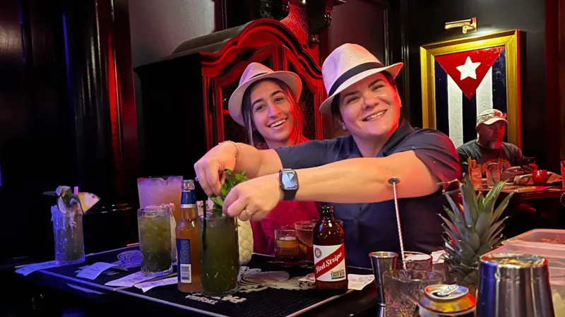 Cubanas preparando cocteles en un bar de Louisville, estado de Kentucky, EEUU.