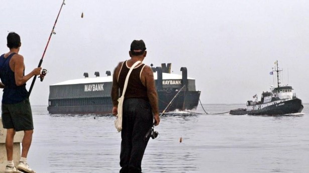 Buque de mercancías de EEUU entrando a la bahía de La Habana.