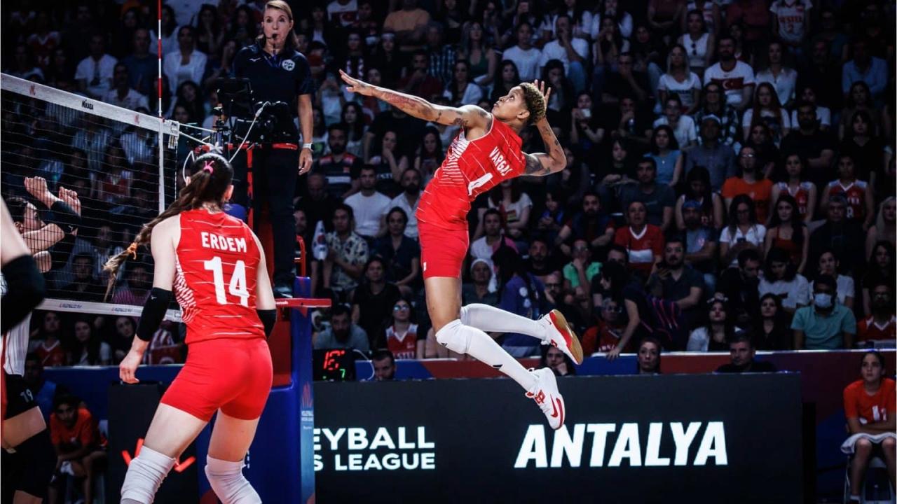 Un ataque de Melissa Vargas en la Liga de las Naciones de Voleibol.