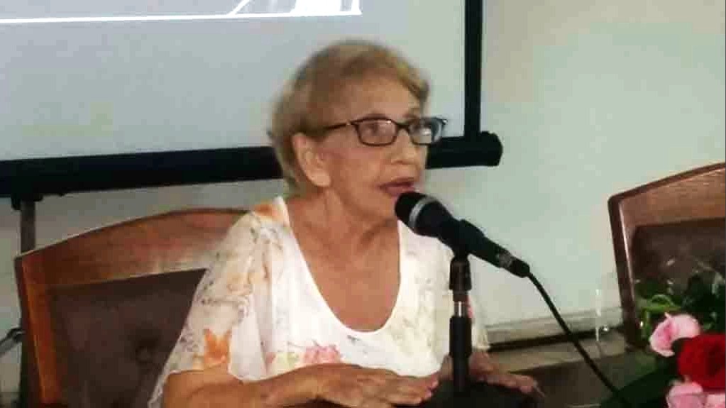 La escritora María Elena Llana Castro.