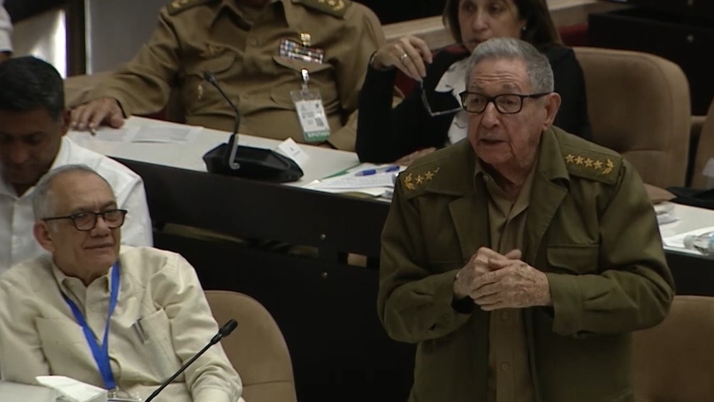 Raúl Castro pide aplausos para el Ministerio de Industrias en la Asamblea Nacional.