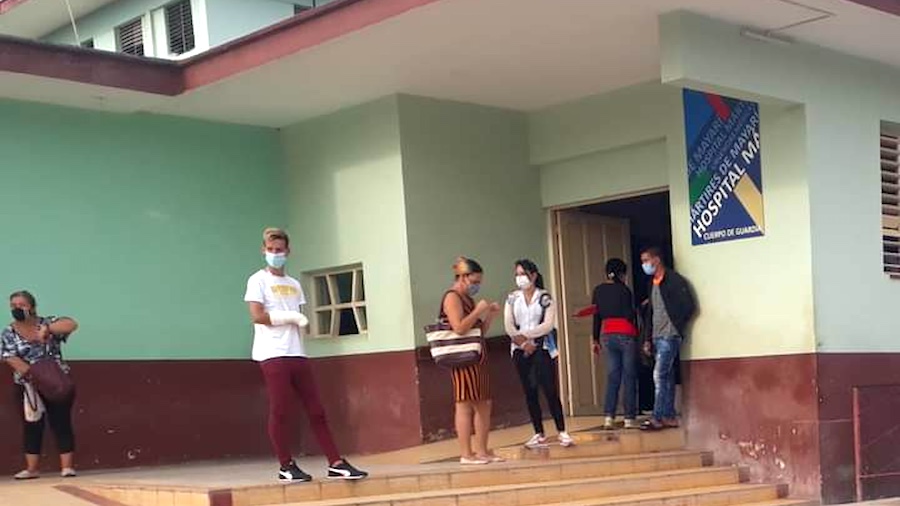 Emergency staff at the Municipal Hospital of Mayarí, Holguín.