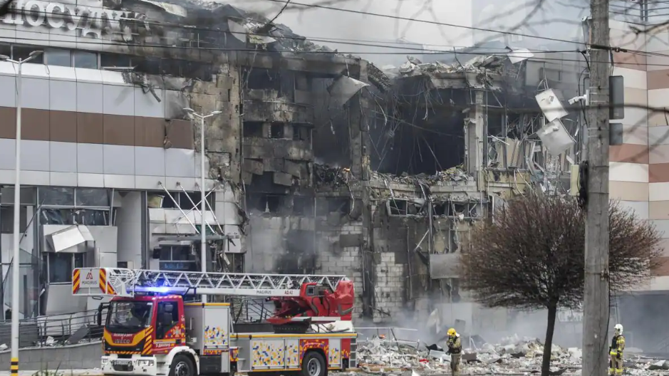 Un centro comercial en Dnipro, región de Dnipropetrovsk, alcanzado por el ataque ruso.