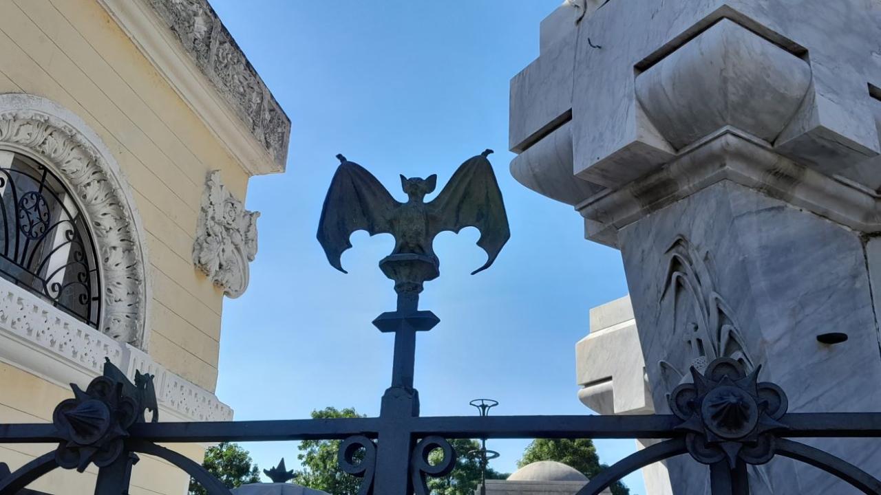 Figuras en el Cementerio de Colón.
