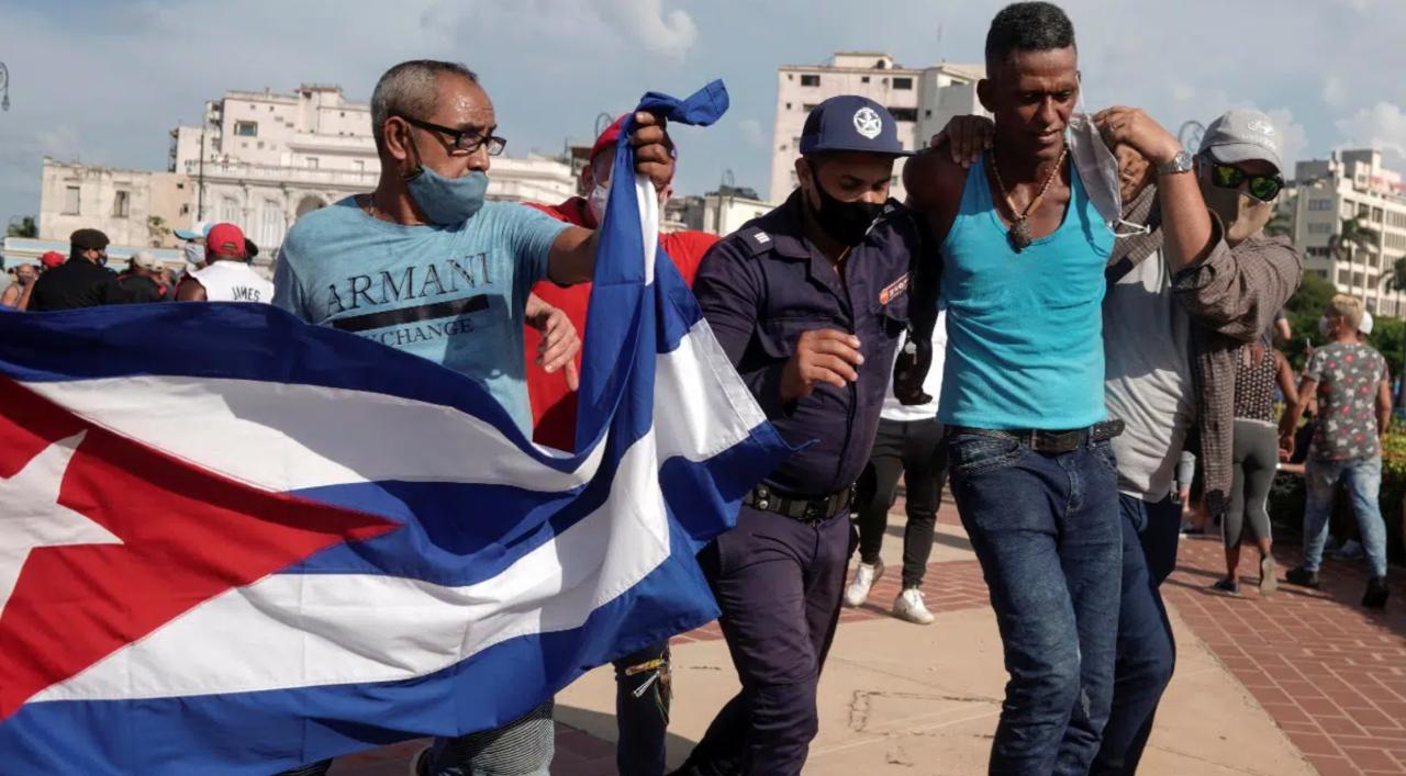 Represión de la Policía cubana durante las protestas antigubernamentales del 11 de julio de 2021.. 
