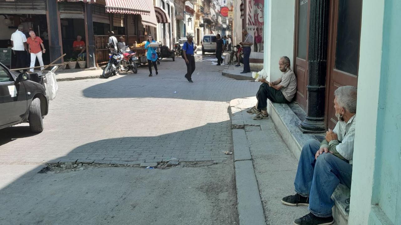Dos ancianos sentados en una calle de La Habana.