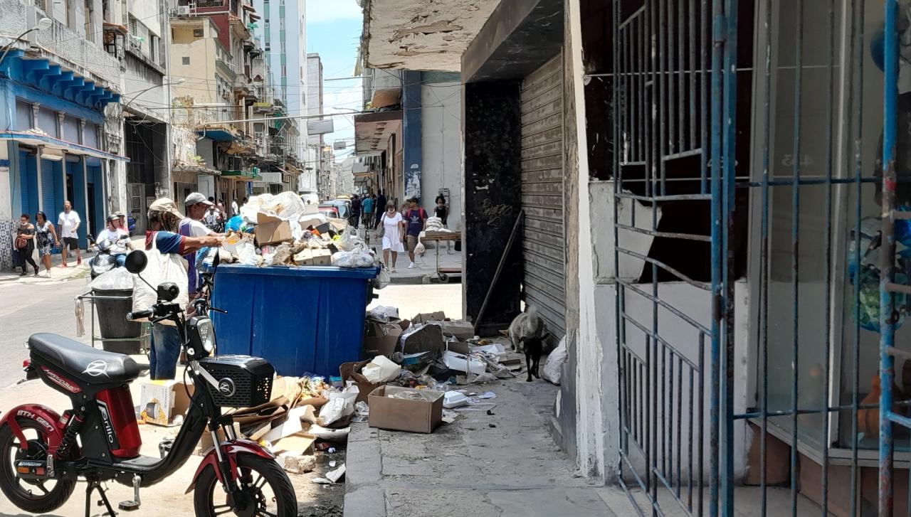 Cubanos hurgando en un contenedor de basura en La Habana.