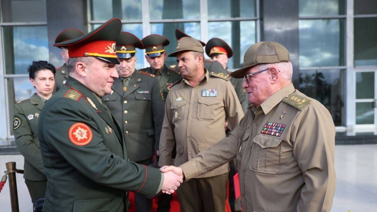 El ministro de Defensa de Bielorrusia, Viktor Jrenin, junto a su homólogo cubano, Álvaro López Miera, en La Habana.