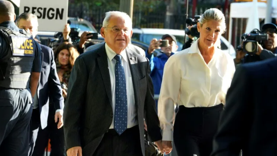 Bob Menéndez y su esposa al asistir a una audiencia judicial.