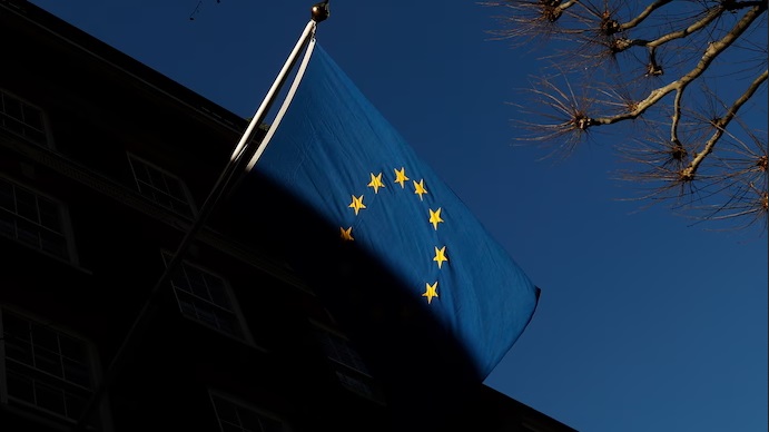 La bandera de la Unión Europea ondea frente a la Casa de Europa en Londres.