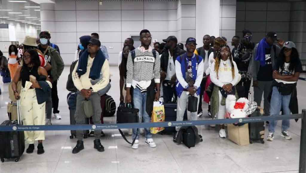 Estudiantes congoleños a su regreso a su país.